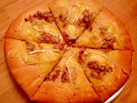 ツナマヨとカマンベールチーズのピザ